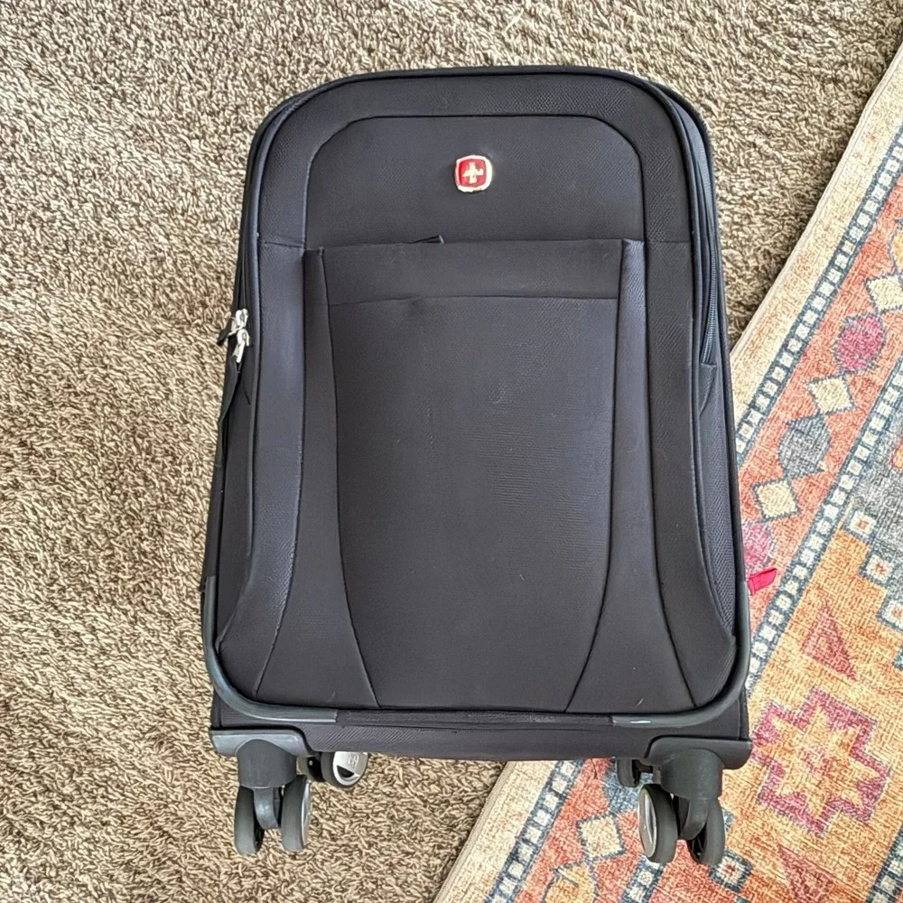 SwissGear SA6305 Black Softside Carry On Spinner Luggage 4 Wheel Suitcase